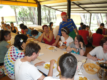 El botones se unió en el segundo plato.